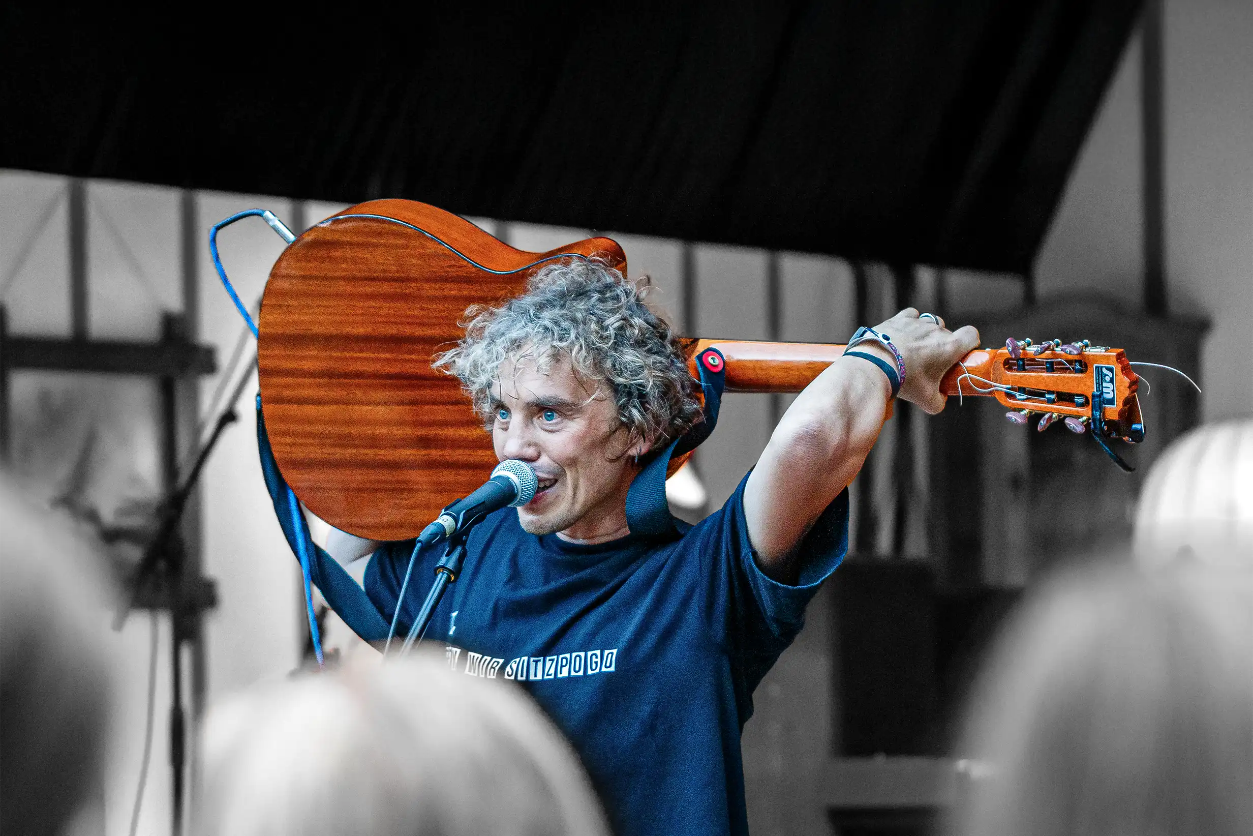 Bild von Totte live mit Gitarre